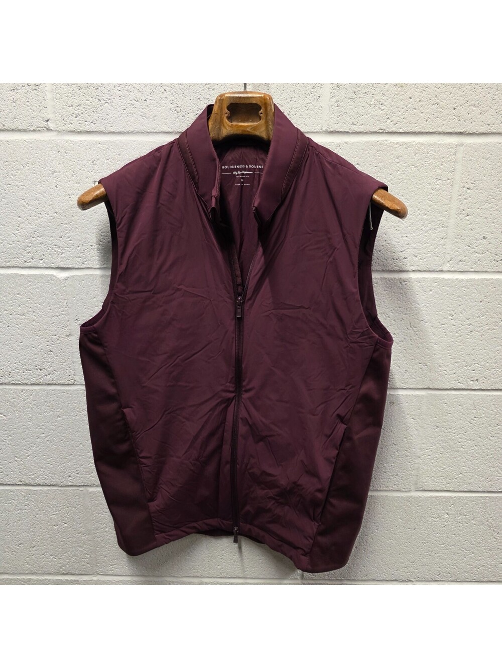 Holderness & Bourne Golf Vest Mens M Tailored Fit Burgundy Dry Luxe 20.5x29.5